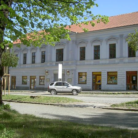 Hotel U Cerneho Orla Kostelec nad Černými Lesy Exterior foto