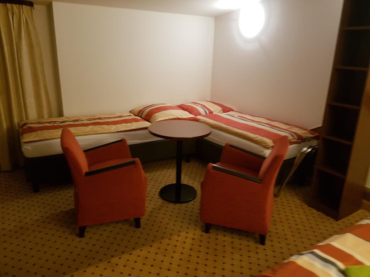 Hotel U Cerneho Orla Kostelec nad Černými Lesy Exterior foto